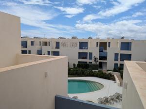 uitzicht vanaf het balkon van een gebouw met een zwembad bij Casa do Forte by Wave Algarve in Cabanas de Tavira +1 foto