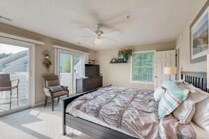 Un dormitorio con una cama con ventilador de techo. en B BY THE C, en Ocean City 32 fotos más