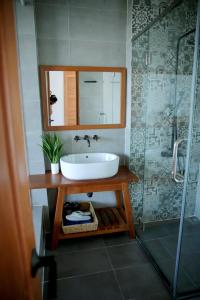 ein Badezimmer mit Waschbecken und Dusche in der Unterkunft Moc Nhien homestay in Phước Hậu (1)