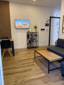 Una sala de estar con un sofá y una mesa de café. en Zefiro Ostia, en Lido di Ostia