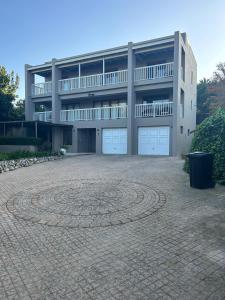 un grande edificio con un patio di fronte di Apartment at Mansion De La Luna a Plettenberg Bay