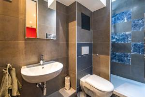 um banheiro com pia e vaso sanitário em Bright apartment at Les Invalides - 4 Guests em Paris mais 7 fotografias