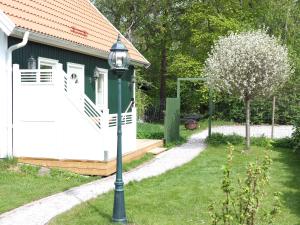 a street light in a yard next to a house at Villa Svanviken in Svedala