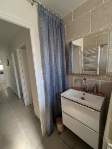 un bagno con lavandino e specchio di F3 RDC jardin clôt et piscine privatifs, proche toutes activités ! ad Agde