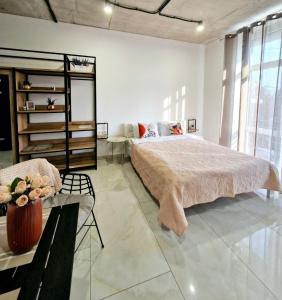 une chambre avec un grand lit et une table dans l'établissement Elegant apartments in the city center Brewery, à Rivne