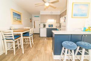 Seas the Day w Ocean Views and New Upgrades的厨房或小厨房