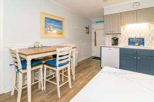 Seas the Day w Ocean Views and New Upgrades的厨房或小厨房