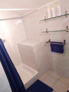 Koupelna v ubytování The Hidden Gem, 1 bedroom, 1 living room, 4 beds, Sleeps 5