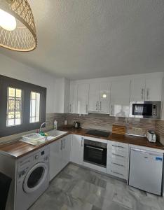O bucătărie sau chicinetă la Apartamento Costa Azul VERA