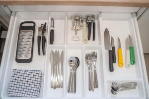 メットマンにあるApartment Mettmannのテーブルの上に器具が詰まった白いトレイ +19枚の写真