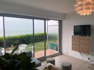 a living room with a view of the ocean at Le Colvert, appartement face mer in Le Crotoy