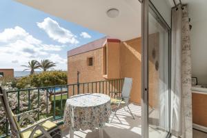 een balkon met een tafel en uitzicht op de oceaan bij casa agua y sol 2 in Poris de Abona