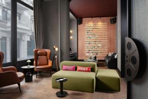 Ruang duduk di Moxy Istanbul Taksim by Marriott Bonvoy