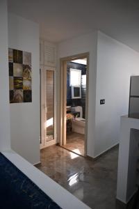 a living room with a door leading to a bathroom at Résidence Le Marin in Banī ‘Aţāʼ