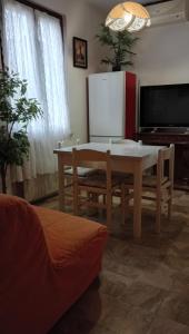TV a/nebo společenská místnost v ubytování Bilocale Desenzano con posto auto + 2 fotografie