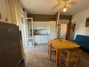 a living room with a table and a kitchen at Appartamento Gina lido di savio in Lido di Savio +7 photos