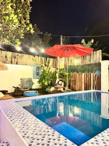 Bazén v ubytování Pet Friendly Home in Tagaytay nebo v jeho okolí