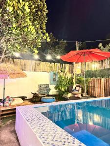 Bazén v ubytování Pet Friendly Home in Tagaytay nebo v jeho okolí
