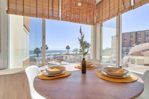 una sala da pranzo con tavolo e vista sull'oceano di Aparartamento Abril a Castillo Bajo
