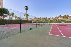 due campi da tennis con palme sullo sfondo di Aparartamento Abril a Castillo Bajo