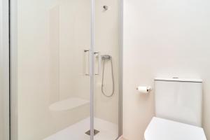 una doccia con porta in vetro accanto a servizi igienici di Aparartamento Abril a Castillo Bajo Altre 17 foto