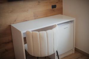 a white desk with a white chair under it at La finestra sugli ulivi in Pezze di Greco