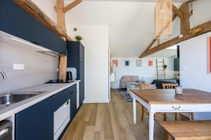 eine Küche mit Spüle und Tisch in einem Zimmer in der Unterkunft Bontempo Village La Yole in Saint-Jean-de-Monts