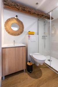 ein Badezimmer mit Toilette, Waschbecken und Dusche in der Unterkunft Bontempo Village La Yole in Saint-Jean-de-Monts