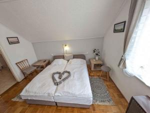 Postel nebo postele na pokoji v ubytování Apartments in Zalakaros 35286