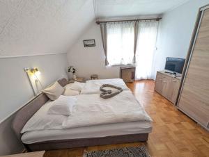 Postel nebo postele na pokoji v ubytování Apartments in Zalakaros 35286