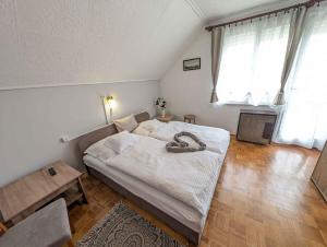 Postel nebo postele na pokoji v ubytování Apartments in Zalakaros 35286