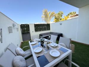 un tavolo da pranzo e sedie su un patio di Modern Townhouse with Pool access ad Adeje