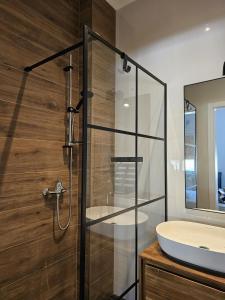 ein Badezimmer mit Glasdusche und Waschbecken in der Unterkunft Gallipoli Elegant Stay in Gallipoli