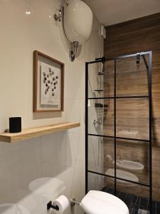 ein Badezimmer mit Glasdusche und Toilette in der Unterkunft Gallipoli Elegant Stay in Gallipoli + 18 Fotos