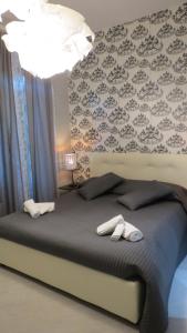 ローマにあるB&B La Casitaのベッドルーム1室(スリッパ2枚付)