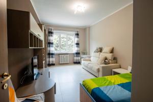 a small room with a bed and a couch at [Reni House]-Bright apartment+free park in Turin