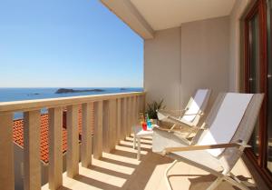 Un balcón con sillas y vistas al océano. en Apartments Konavoka, en Cavtat