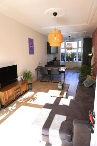 TV a/nebo společenská místnost v ubytování 't Onderhuis in Delft