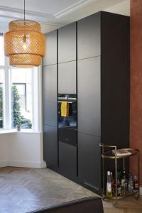 a kitchen with a black and white wall at 't Onderhuis in Delft in Delft