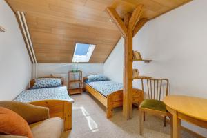 a room with two bunk beds and a table at Ferienwohnung 'am Park' in Rabenkirchen-Faulück