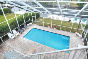 ニューポート・リッチーにあるDockside Nook -Waterfront, Dock, Heated Poolの建物内のプールの俯瞰図 +79枚の写真