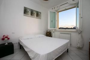 A bed or beds in a room at M247 - Marcelli, nuovo bilocale con terrazzo e garage