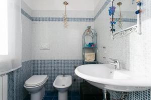 A bathroom at M247 - Marcelli, nuovo bilocale con terrazzo e garage