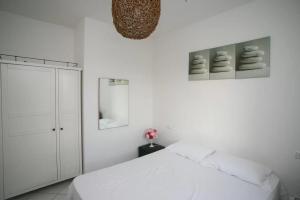 A bed or beds in a room at M247 - Marcelli, nuovo bilocale con terrazzo e garage