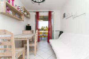 A bed or beds in a room at M247 - Marcelli, nuovo bilocale con terrazzo e garage