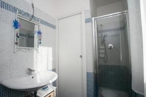 A bathroom at M247 - Marcelli, nuovo bilocale con terrazzo e garage