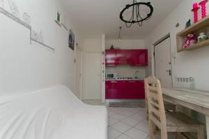 A kitchen or kitchenette at M247 - Marcelli, nuovo bilocale con terrazzo e garage