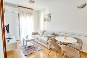 un salon avec un canapé et une table dans l'établissement Garni Hotel Milica, à Herceg-Novi