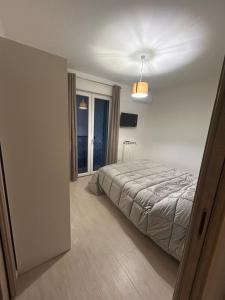 une chambre avec un lit et une fenêtre dans l'établissement Magia home, à Caserte