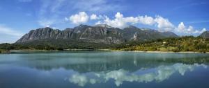 a large body of water with mountains in the background at Casa Nynfa in Castel San Vincenzo +5 photos